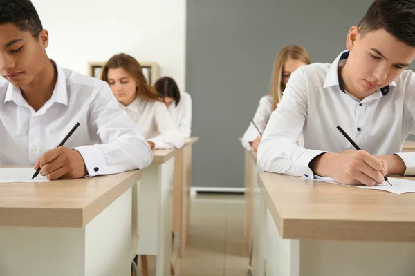 Tanulók iskolai halad teszt osztályteremben — Stock Fotó