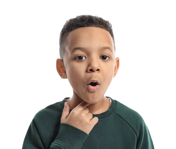 Liten pojke utbildning uttala bokstäver på vit bakgrund — Stockfoto