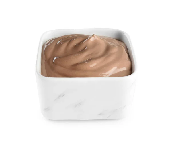 Tigela com iogurte de chocolate sobre fundo branco — Fotografia de Stock