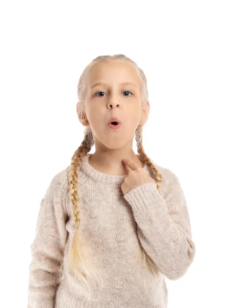 Klein meisje training uit te spreken letters op witte achtergrond — Stockfoto