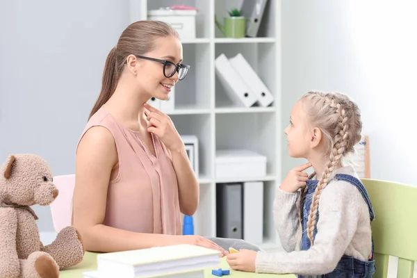 Menina no consultório de fonoaudiologia — Fotografia de Stock