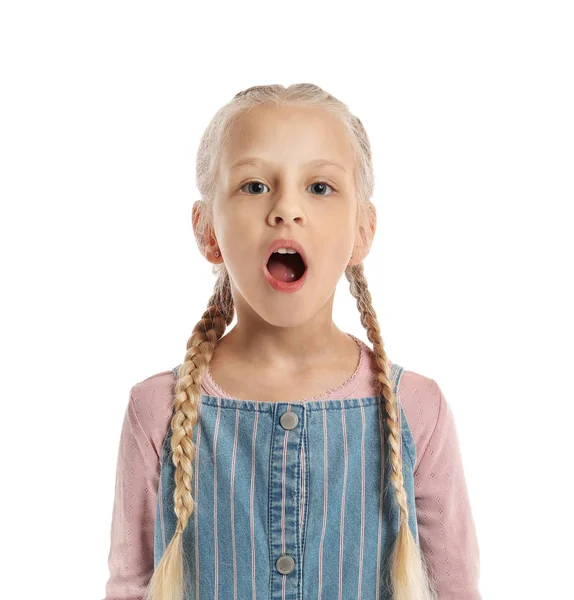 Kleines Mädchen beim Training spricht Buchstaben auf weißem Hintergrund aus — Stockfoto