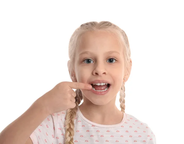 Klein meisje training uit te spreken letters op witte achtergrond — Stockfoto