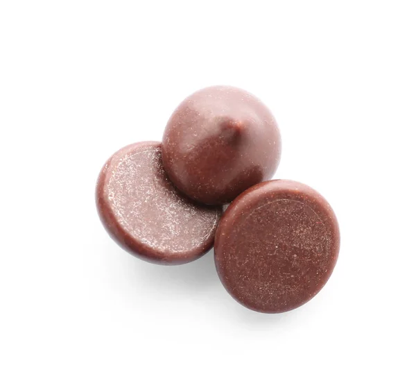 Köstliche Schokoladenchips auf weißem Hintergrund — Stockfoto