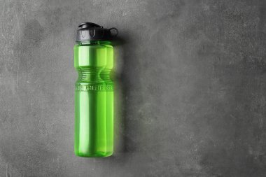 Gri arka plan üzerinde temiz su şişe