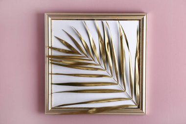 Çerçeve rengi zemin üzerine altın tropikal yaprak ile