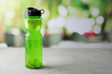 Tablo üzerinde infüzyon su şişe