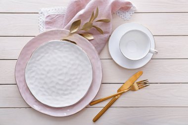 Ahşap zemin üzerine altın elemanları ile güzel sofra