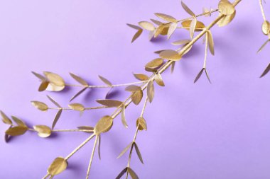 Altın rengi arka plan dallarda