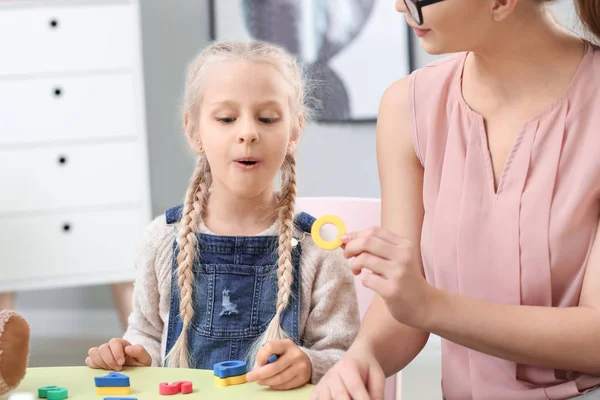 Menina no consultório de fonoaudiologia — Fotografia de Stock