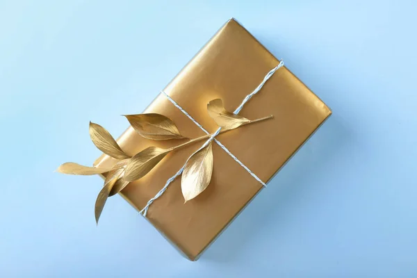 Золота подарункова коробка на кольоровому фоні — стокове фото