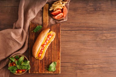 Ahşap masa üzerinde lezzetli sosisli sandviç ile kurulu