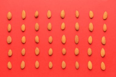 Renk arka plan üzerinde lezzetli badem fındık