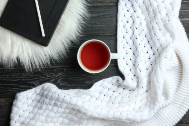 Sıcak çay, defter ve ekose ahşap arka plan üzerinde Kupası ile kompozisyon