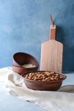 Masada lezzetli badem ile kase