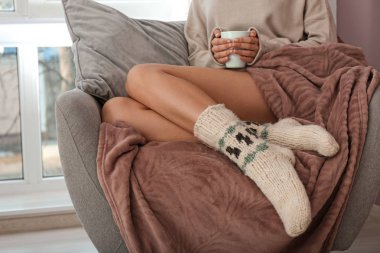 genç kadın evde sıcak çay içme