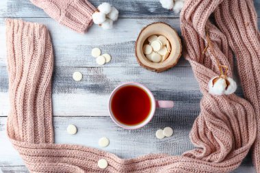 Sıcak çay, çikolata parçaları ve ahşap zemin üzerine sıcak eşarp Kupası ile kompozisyon