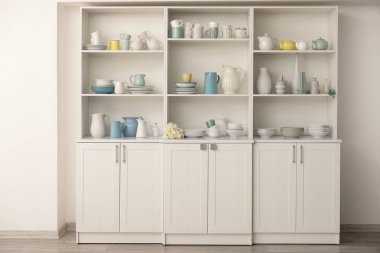 Mutfak temiz yemekler ile dolap