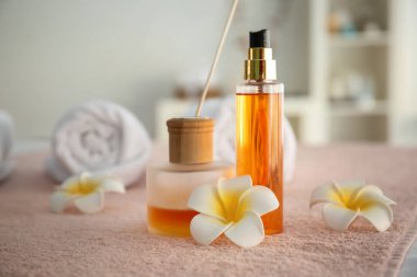 Spa salonda masada kozmetik ürünleri