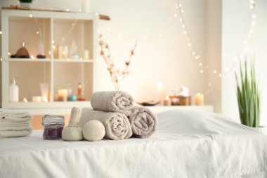 Spa salonda masada bitkisel çanta ile yumuşak havlu