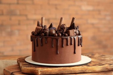 Lezzetli çikolatalı pasta masada.