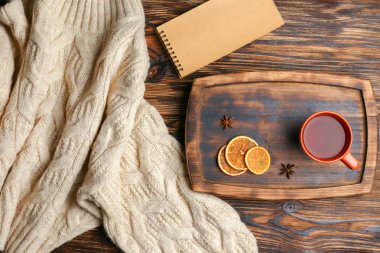 Sıcak çay ve sıcak ekose ahşap arka plan üzerinde Kupası ile kompozisyon