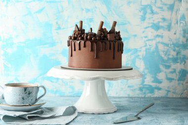 Lezzetli çikolatalı pasta masada.