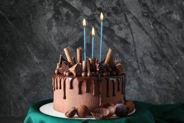 Çikolatalı doğum günü pastası mumlar gri arka plan üzerinde ile