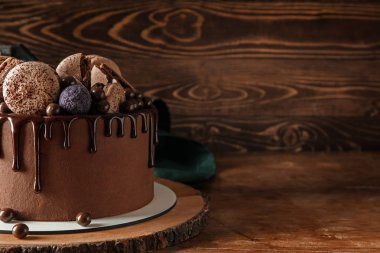 Ahşap masa üzerinde tatlı çikolatalı kek
