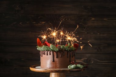 Koyu ahşap arka plan üzerinde Noel çikolatalı kek