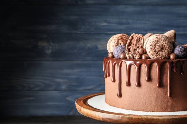 Renk arka plan üzerinde tatlı çikolatalı kek