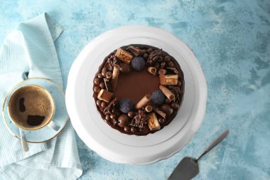 Lezzetli çikolatalı pasta masada.