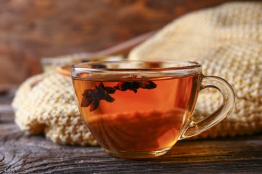 Fincan aromalı çay ahşap tablo