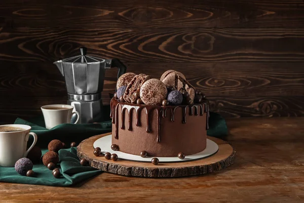 Bolo de chocolate doce na mesa de madeira — Fotografia de Stock