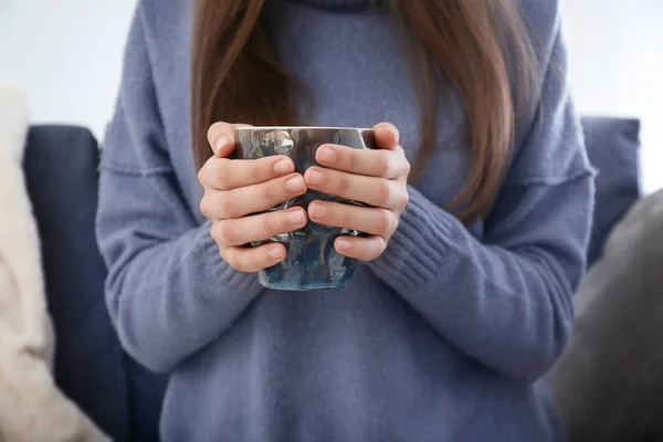 在家里喝热茶的年轻女子, 特写镜头 — 图库照片