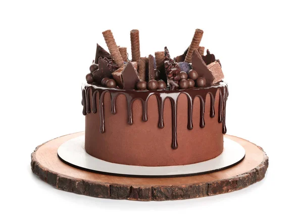 Sabroso pastel de chocolate sobre fondo blanco — Foto de Stock