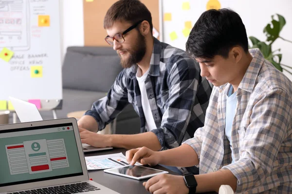 Jeunes concepteurs informatiques travaillant dans le bureau — Photo