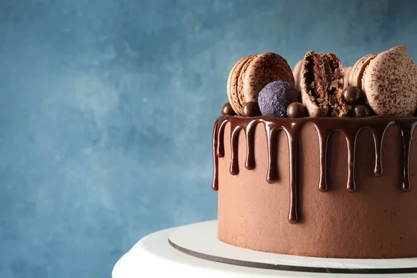 Сладкий шоколадный торт на фоне цвета — стоковое фото