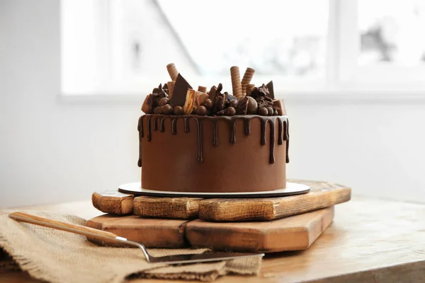 Bolo de chocolate saboroso na mesa — Fotografia de Stock