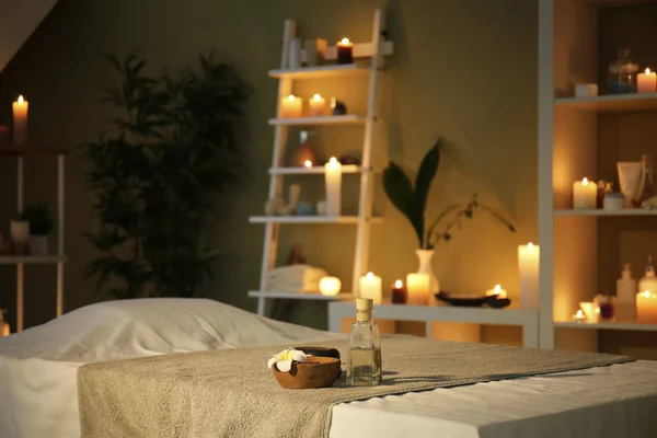 Mesa de masaje en el salón de spa — Foto de Stock