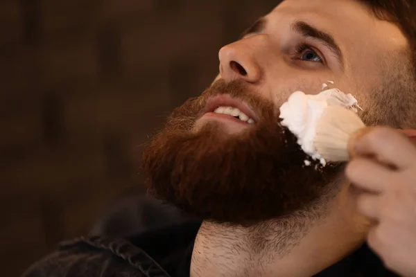 Peluquería profesional cliente de afeitado en la barbería — Foto de Stock