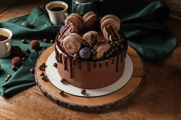 Pastel de chocolate dulce en mesa de madera — Foto de Stock