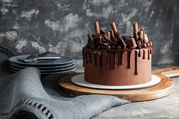 Sabroso pastel de chocolate en la mesa — Foto de Stock