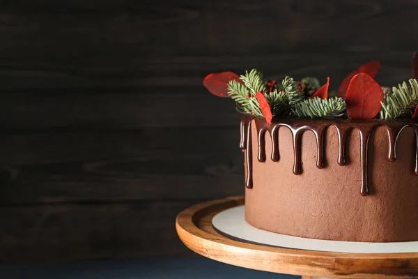 Bolo de chocolate de Natal no fundo de madeira escura — Fotografia de Stock