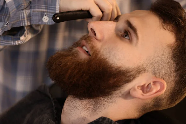 Peluquería profesional cliente de afeitado en la barbería — Foto de Stock