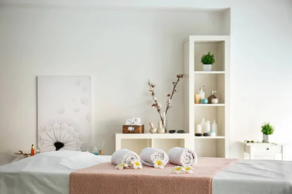 Soft towels on table in spa salon — Stock Photo, Image