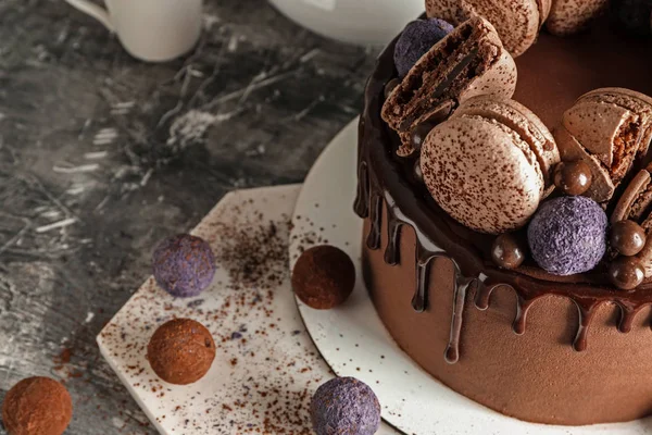 Sweet chocolate cake on table — Stock Photo, Image