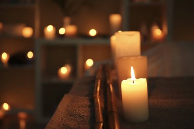 Spa salonda masada yanan mumlar