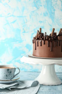Lezzetli çikolatalı pasta masada.