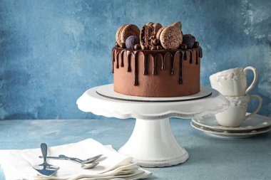 Masada tatlı çikolatalı kek ile stand